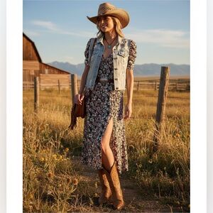 Abercrombie & fitch women’s  size Small  puffy shoulders!